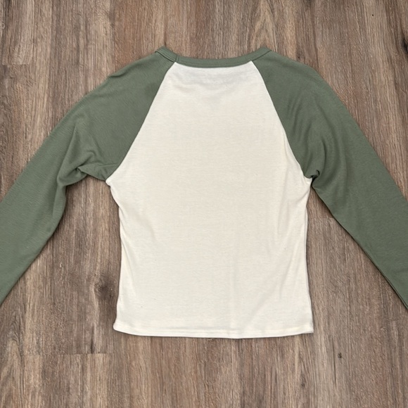 outer banks crème and green long sleeve - Picture 2 of 3